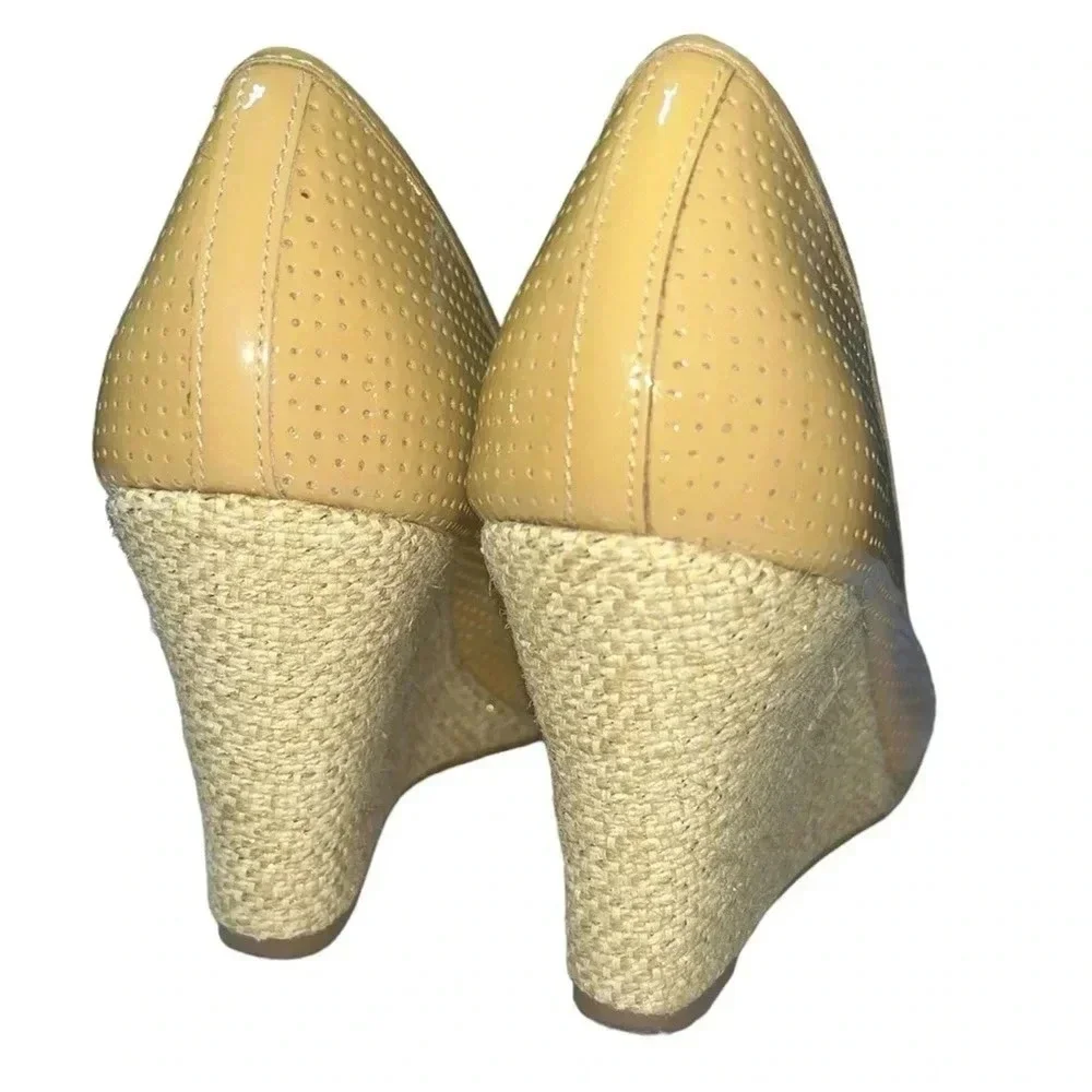 Lilly Pulitzer Wedge Pumps Womens 8M Tan Perforated Leather Peep Toe Raffia Heel